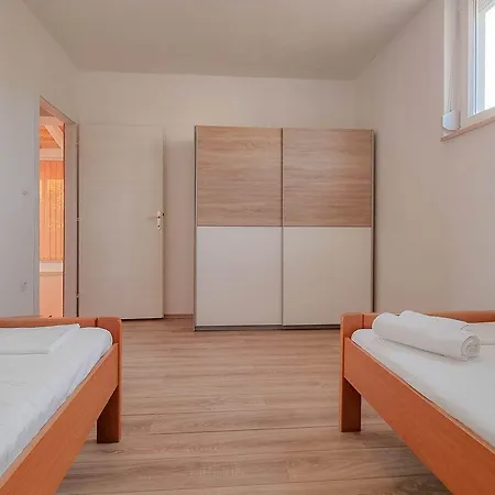 Hundefreundliches Nur 550 Meter Zum Strand Mit Privatem Balkon, Klima, Wifi