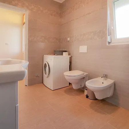 Hundefreundliches Nur 550 Meter Zum Strand Mit Privatem Balkon, Klima, Wifi Karpinjan